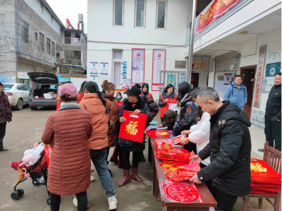 石盘街道火箭社区新年送祝福